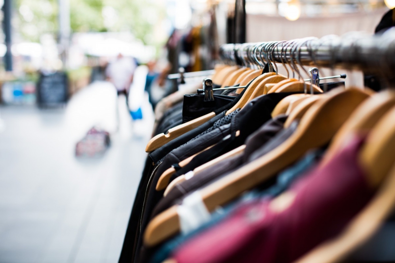 boutique-FREJUS-min_blur_close_up_focus_hanger_jacket_market_people_rack-1176303