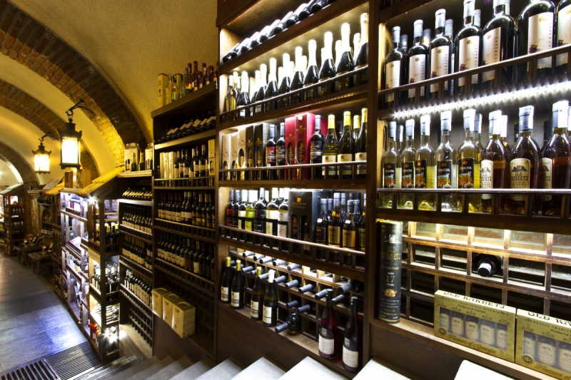 boutique-FREJUS-min_world_street_travel_shop_canon_georgia_wine_bottles-429767